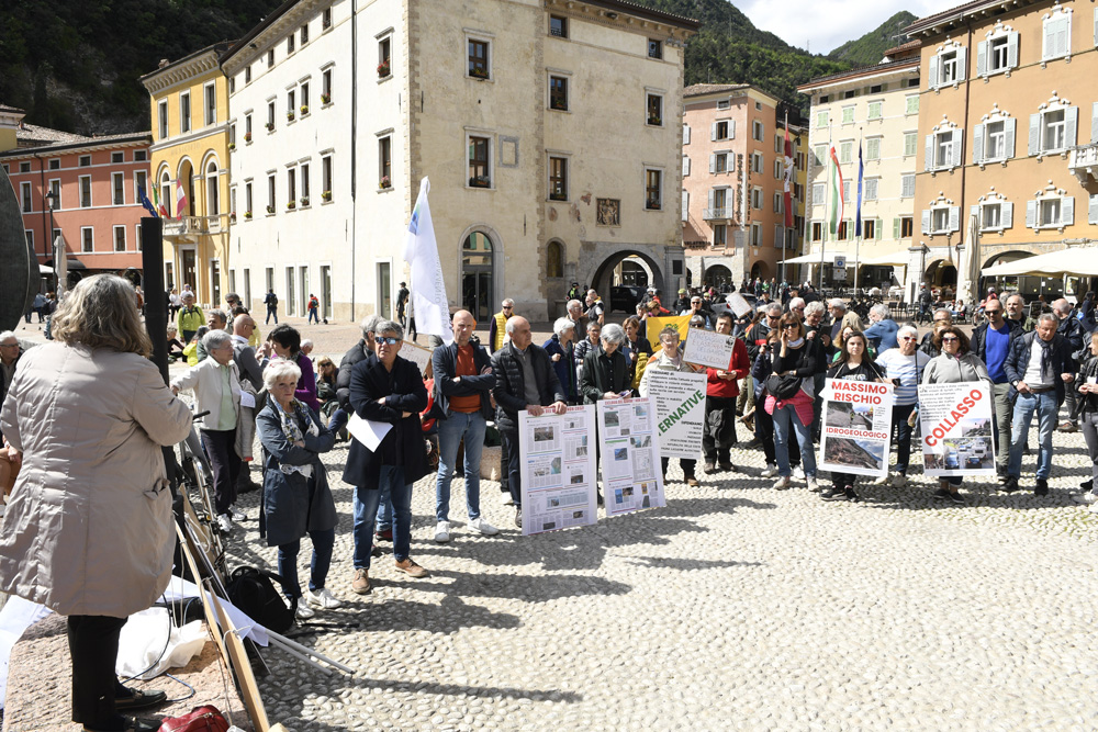 _DSC6905 AMBIENTALISTI PROTESTA CICLOVIA DEL GARDA A RIVA (8)