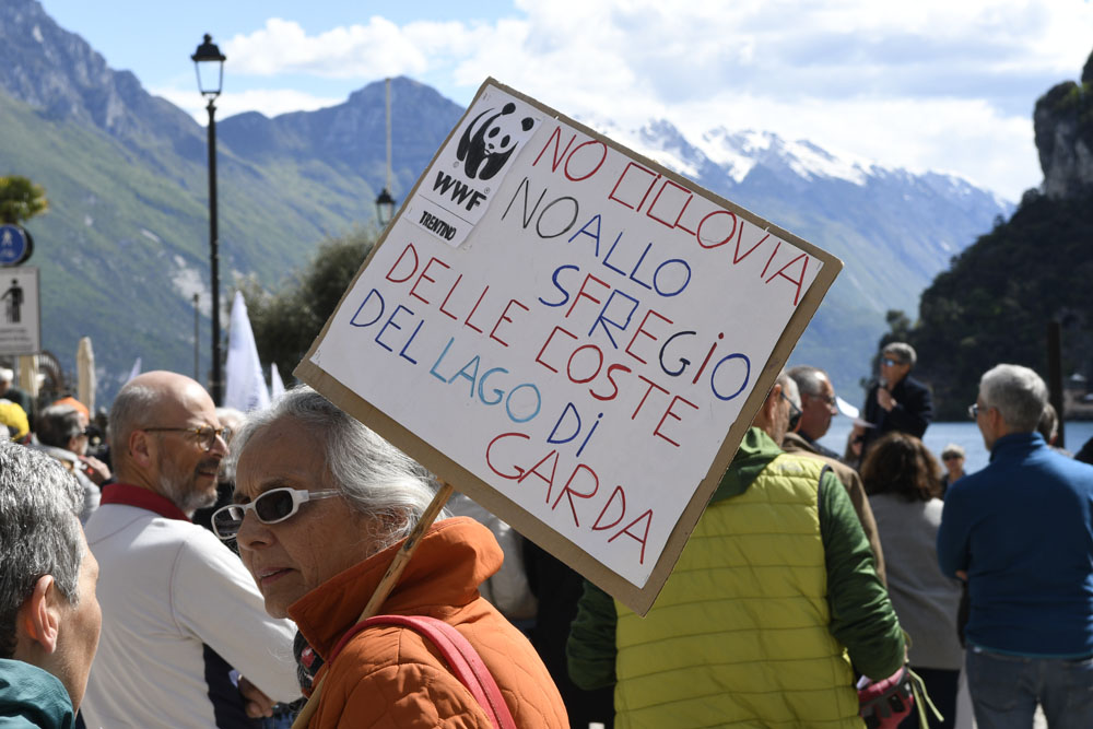 _DSC6905 AMBIENTALISTI PROTESTA CICLOVIA DEL GARDA A RIVA (9)