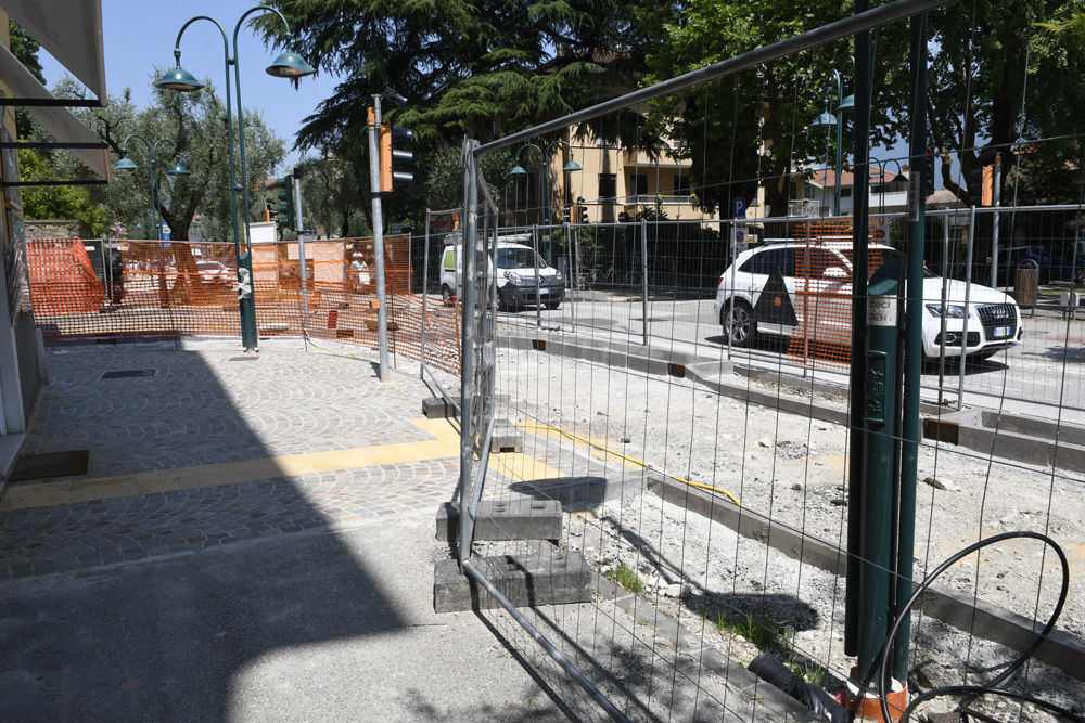 _DSC4098 VIA MARTIRI MADRUZZO RIVA LAVORI CICLOVIA IN CENTRO A RIVA ASSESSORE MATTEOTTI PIETRO (1)