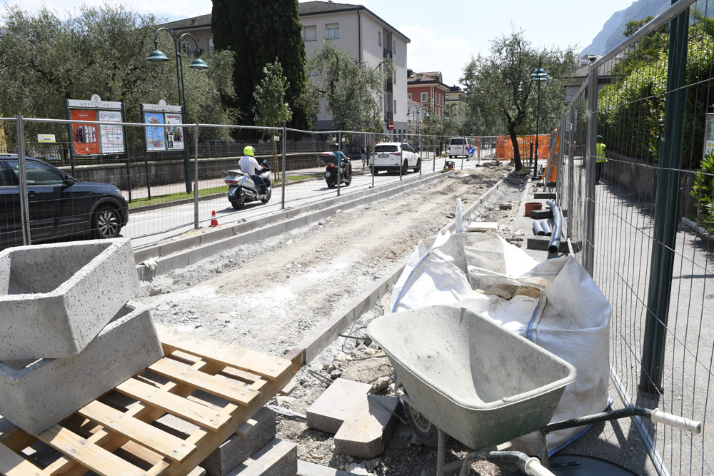 _DSC4098 VIA MARTIRI MADRUZZO RIVA LAVORI CICLOVIA IN CENTRO A RIVA ASSESSORE MATTEOTTI PIETRO (7)