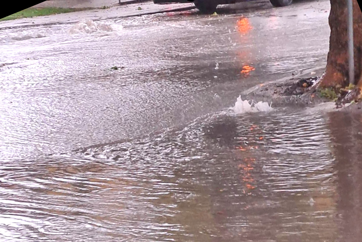 maltempo acqua alta allagamenti strade riva temporale (2)