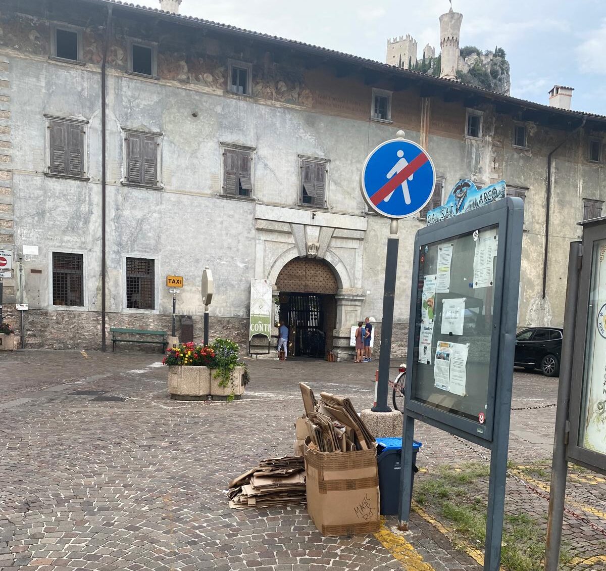 RIFIUTI CARTONI PIAZZA ARCO (1)