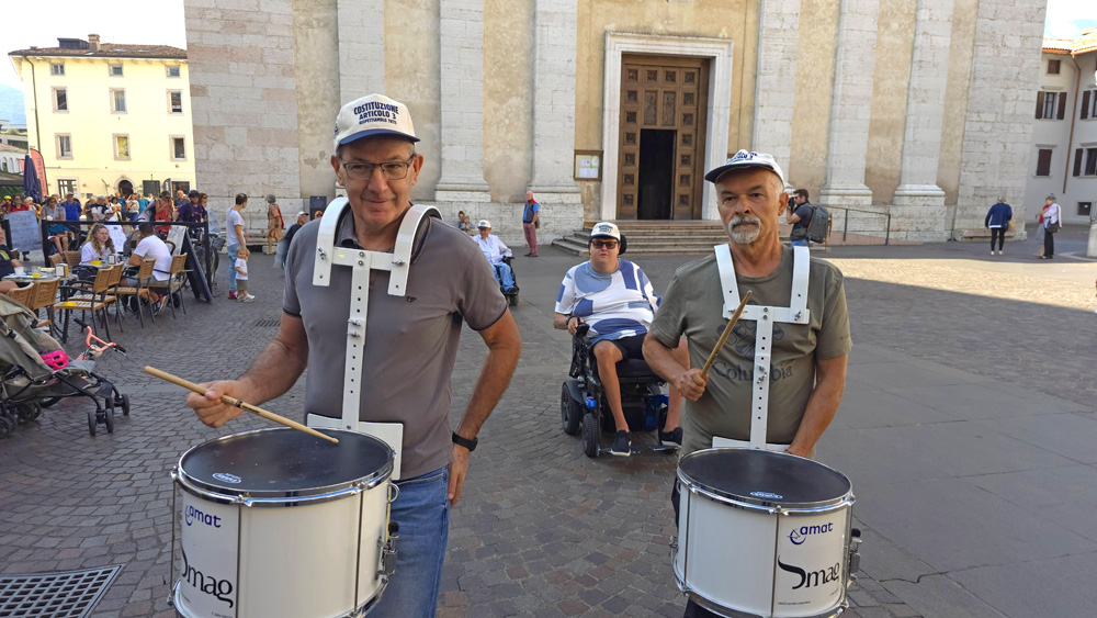 20240907_MARCIA CARROZZINE DISABILI BARRIERE ARCHITETTONICHE ARCO (6)