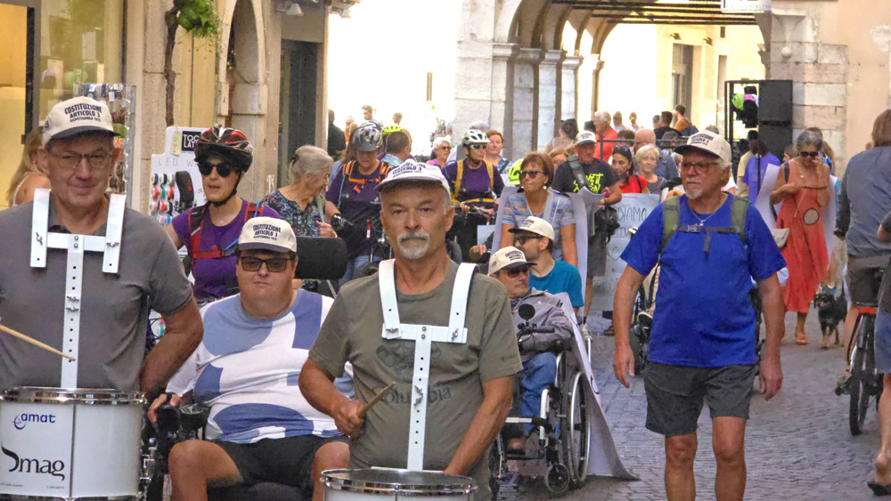 20240907_MARCIA CARROZZINE DISABILI BARRIERE ARCHITETTONICHE ARCO (8)