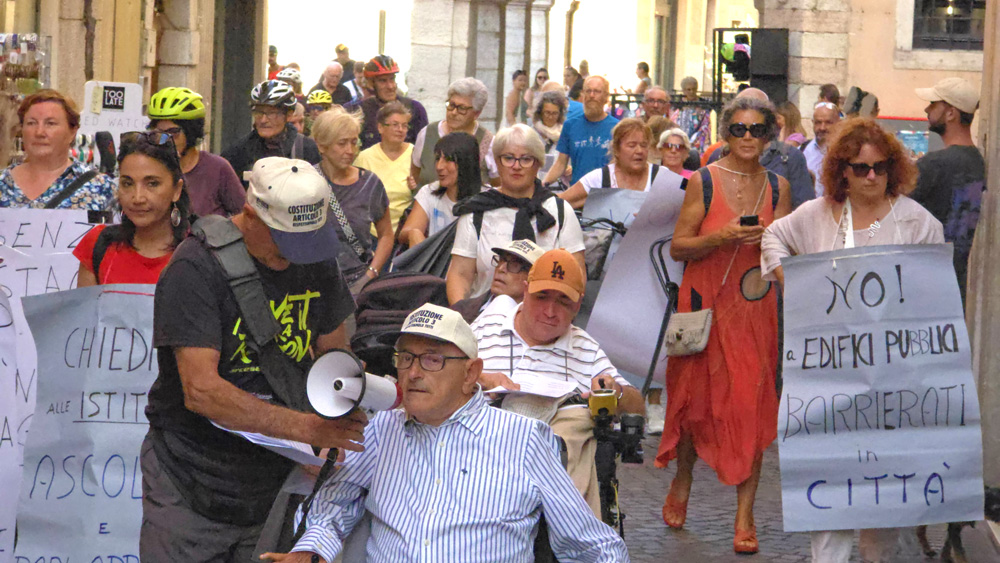 20240907_MARCIA CARROZZINE DISABILI BARRIERE ARCHITETTONICHE ARCO (9)