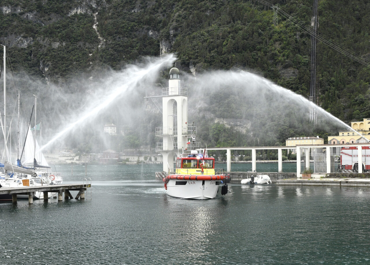 RIVA DEL GARDA NUOVO MOTOSCAFO VIGILI DEL FUOCO