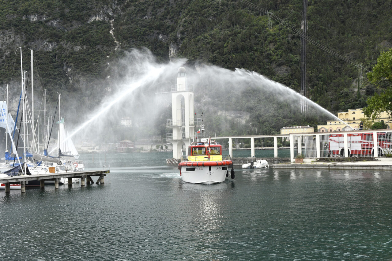 RIVA DEL GARDA NUOVO MOTOSCAFO VIGILI DEL FUOCO