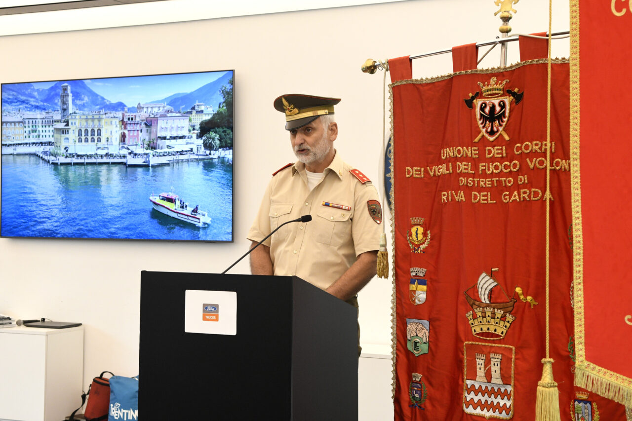 RIVA DEL GARDA NUOVO MOTOSCAFO VIGILI DEL FUOCO - COMANDANTE MENEGATTI