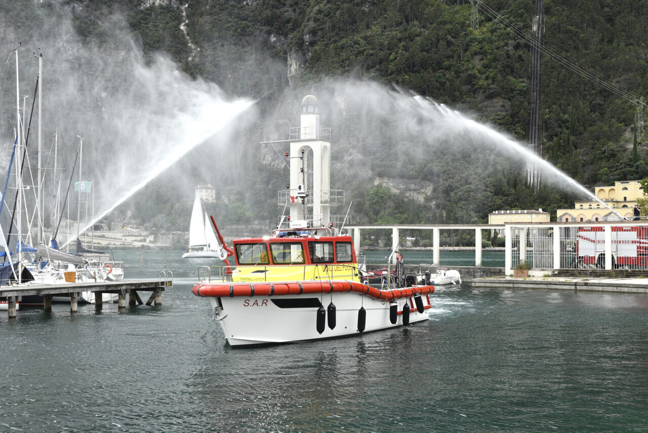 RIVA DEL GARDA NUOVO MOTOSCAFO VIGILI DEL FUOCO