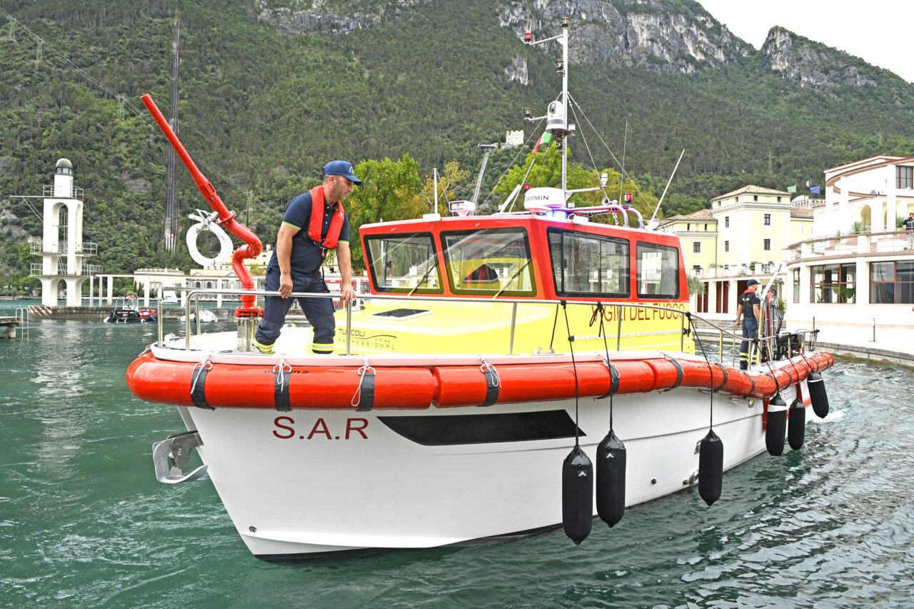 RIVA DEL GARDA NUOVO MOTOSCAFO VIGILI DEL FUOCO