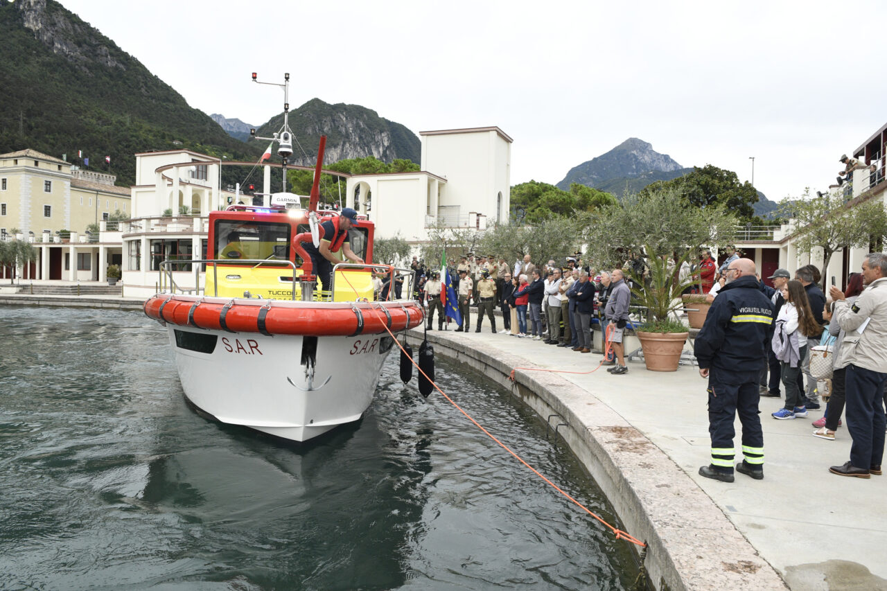 RIVA DEL GARDA NUOVO MOTOSCAFO VIGILI DEL FUOCO