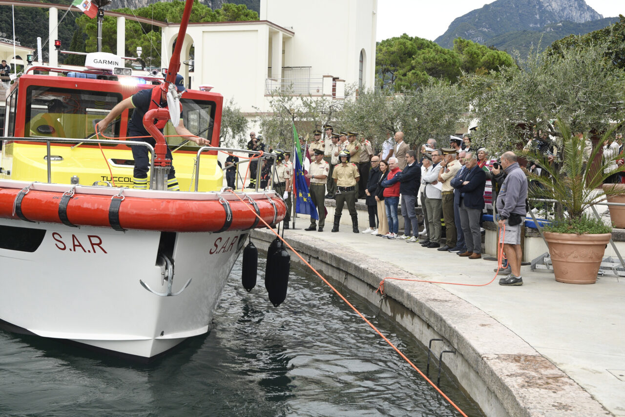 RIVA DEL GARDA NUOVO MOTOSCAFO VIGILI DEL FUOCO