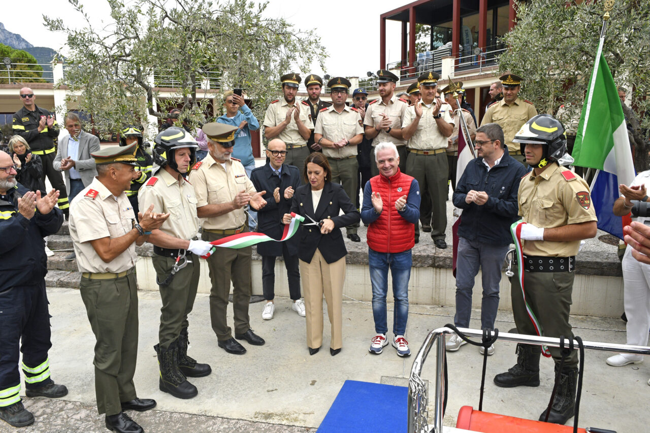 RIVA DEL GARDA NUOVO MOTOSCAFO VIGILI DEL FUOCO