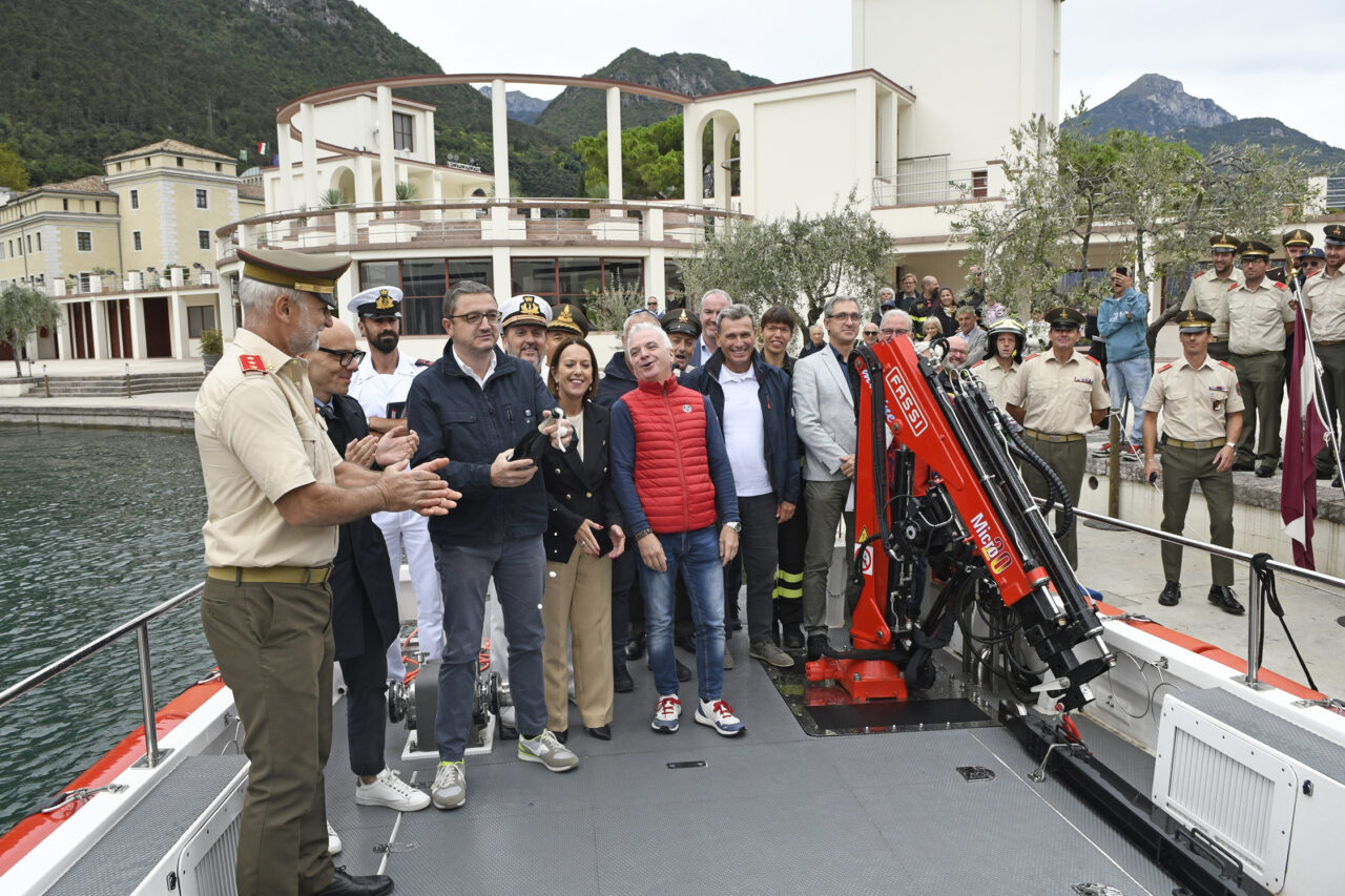 RIVA DEL GARDA NUOVO MOTOSCAFO VIGILI DEL FUOCO