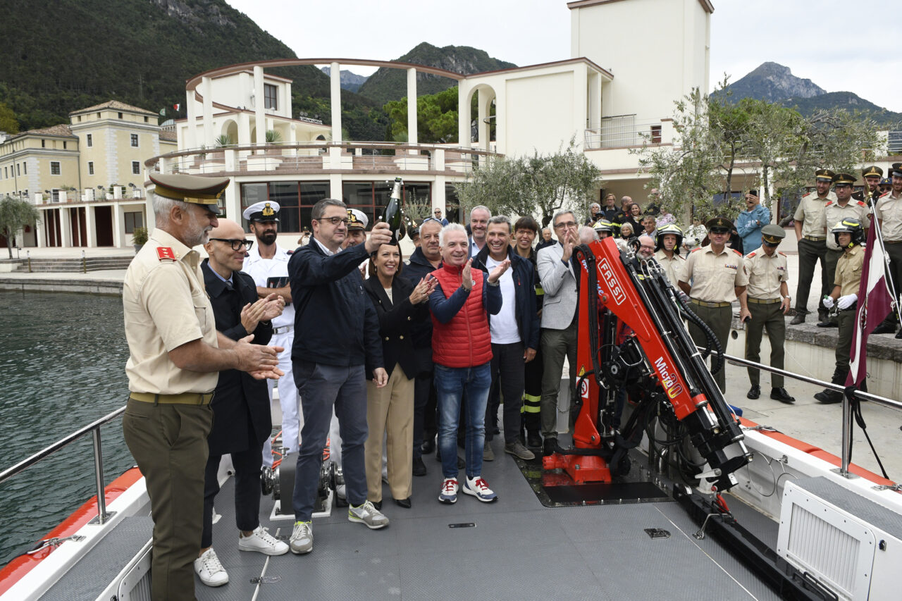 RIVA DEL GARDA NUOVO MOTOSCAFO VIGILI DEL FUOCO