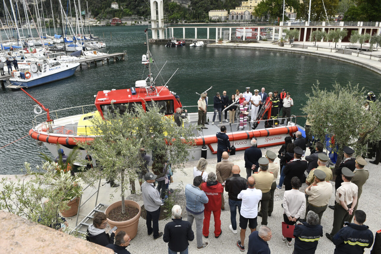 RIVA DEL GARDA NUOVO MOTOSCAFO VIGILI DEL FUOCO