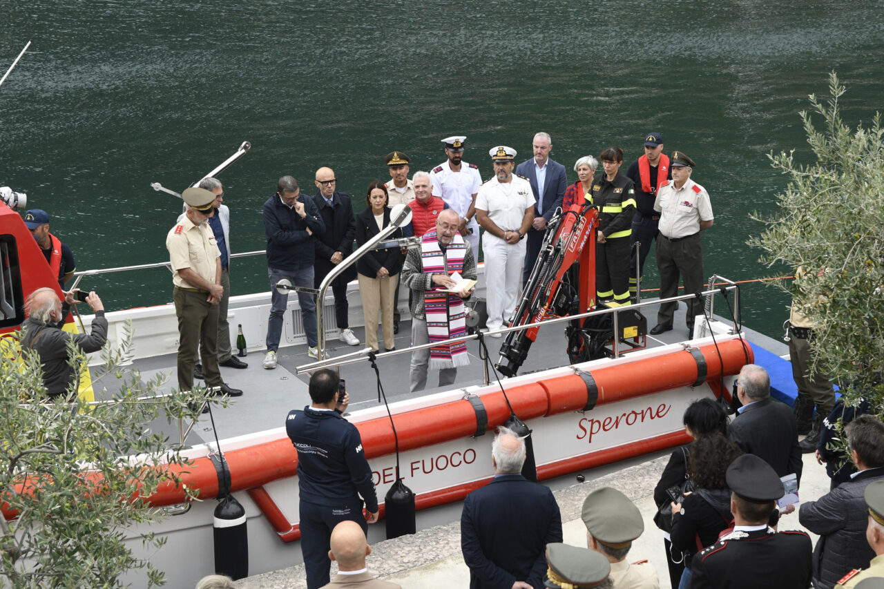 RIVA DEL GARDA NUOVO MOTOSCAFO VIGILI DEL FUOCO