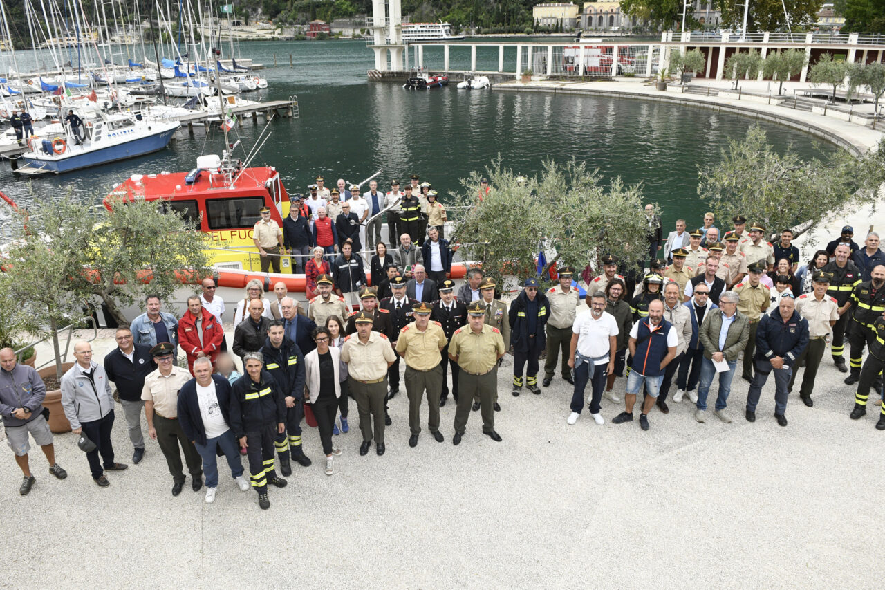 RIVA DEL GARDA NUOVO MOTOSCAFO VIGILI DEL FUOCO