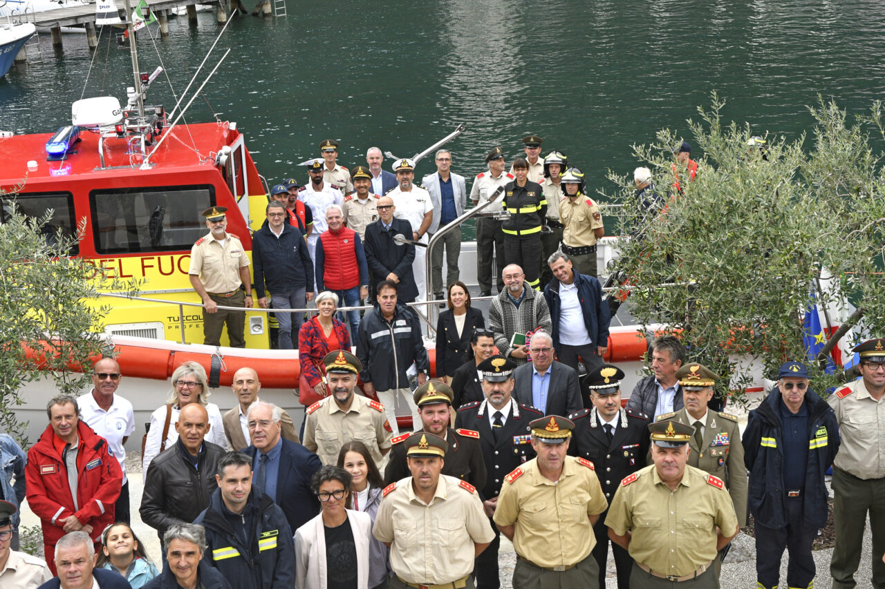 RIVA DEL GARDA NUOVO MOTOSCAFO VIGILI DEL FUOCO