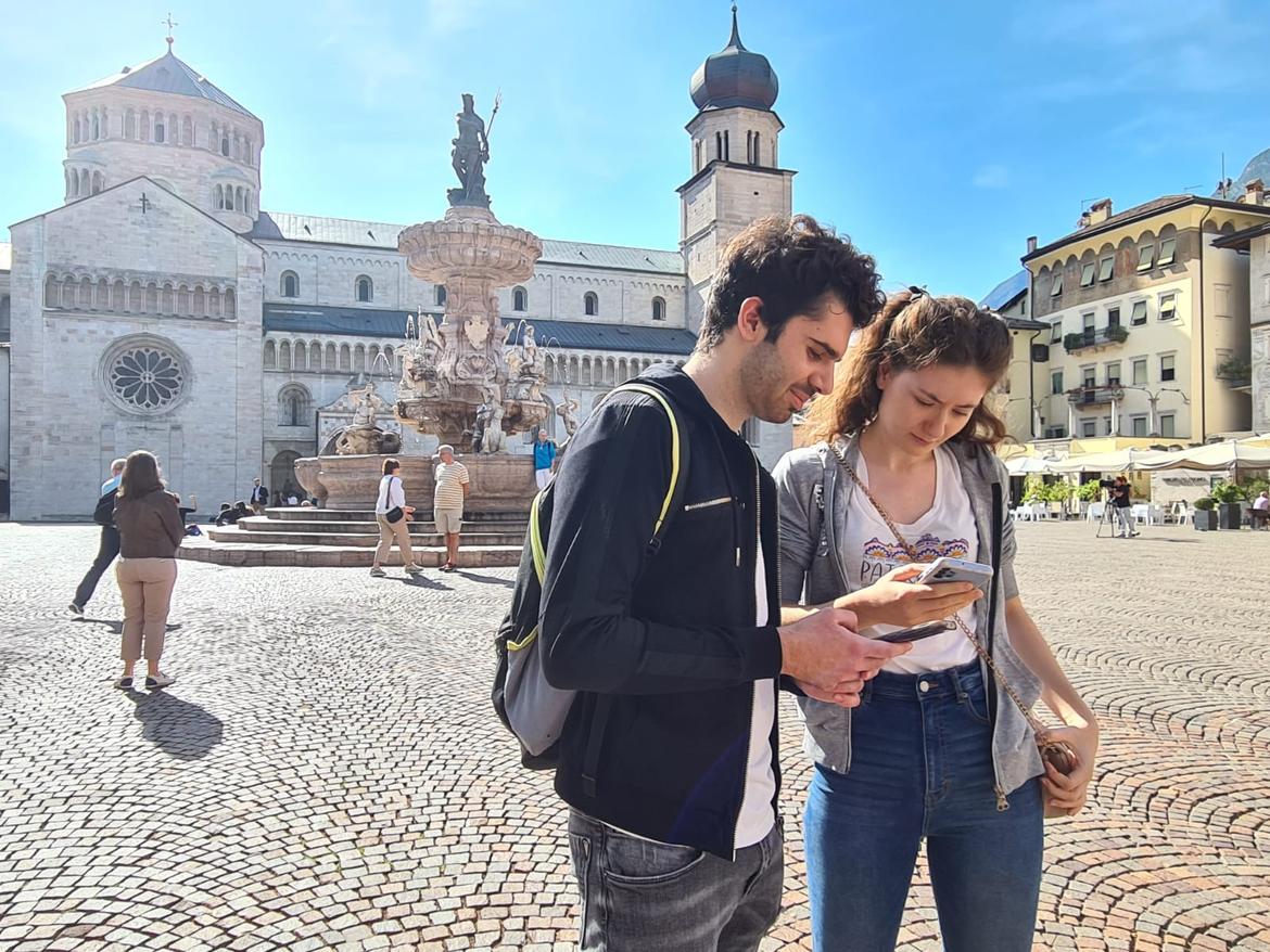 IT-alert-giovani-in-Piazza-Duomo-ricevono-il-messaggio-di-test-della-Protezione-civile