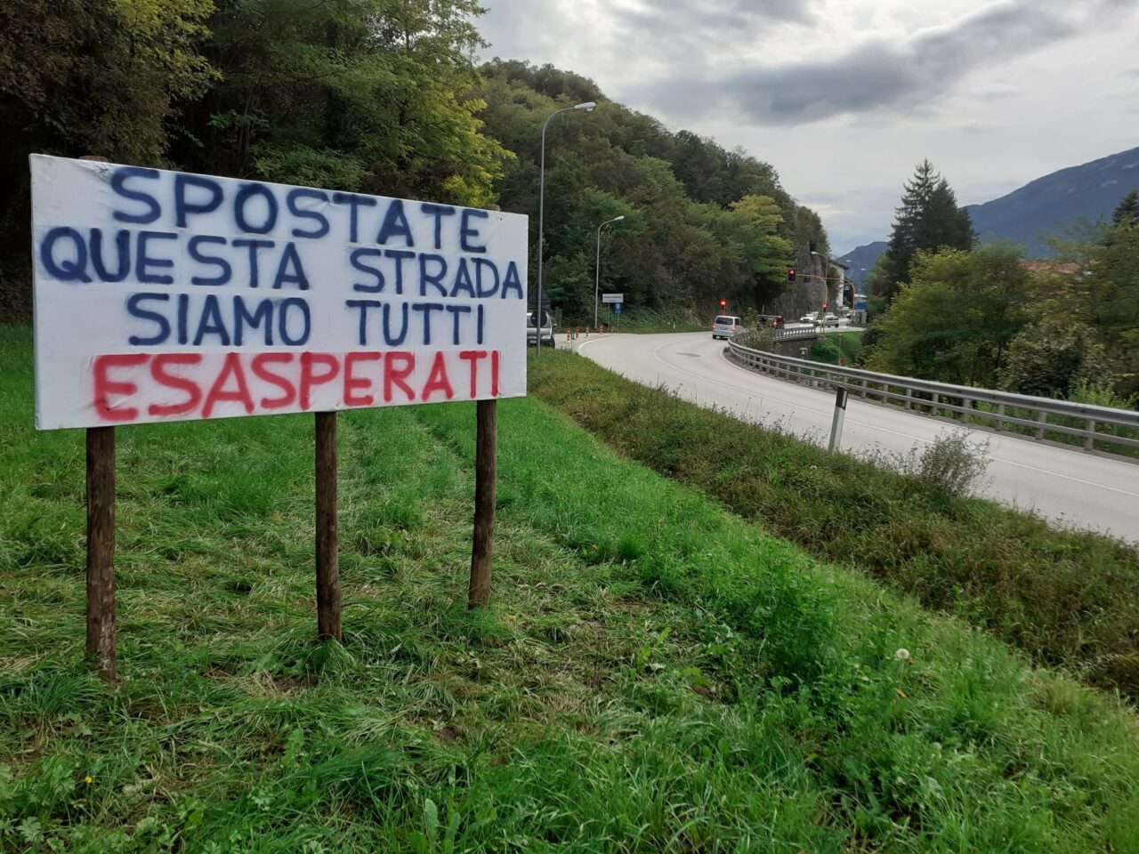 SEMAFORI-VEZZANO-PROTESTA-OK-1280x960.jpg