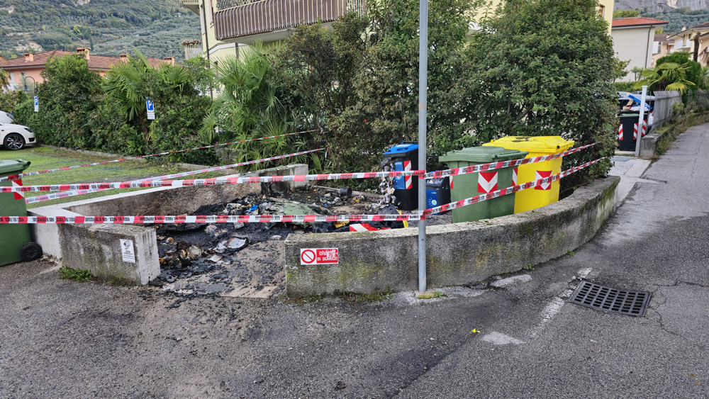 INCENDIO CASSONETTI RIFIUTI ARCO VIGILI DEL FUOCO (3)A