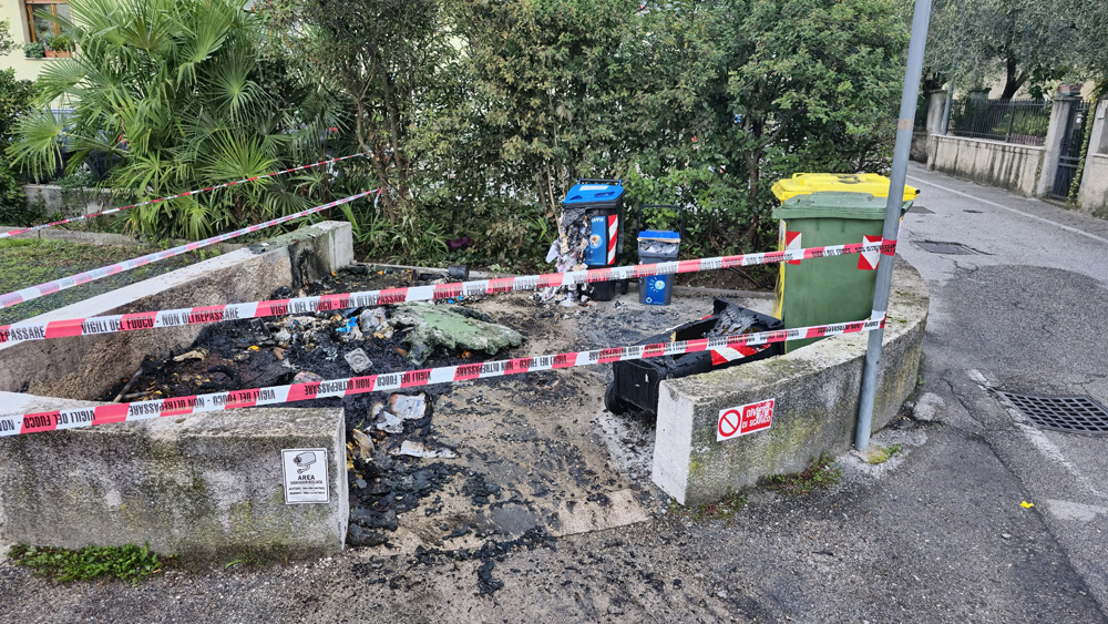 INCENDIO CASSONETTI RIFIUTI ARCO VIGILI DEL FUOCO (4)A