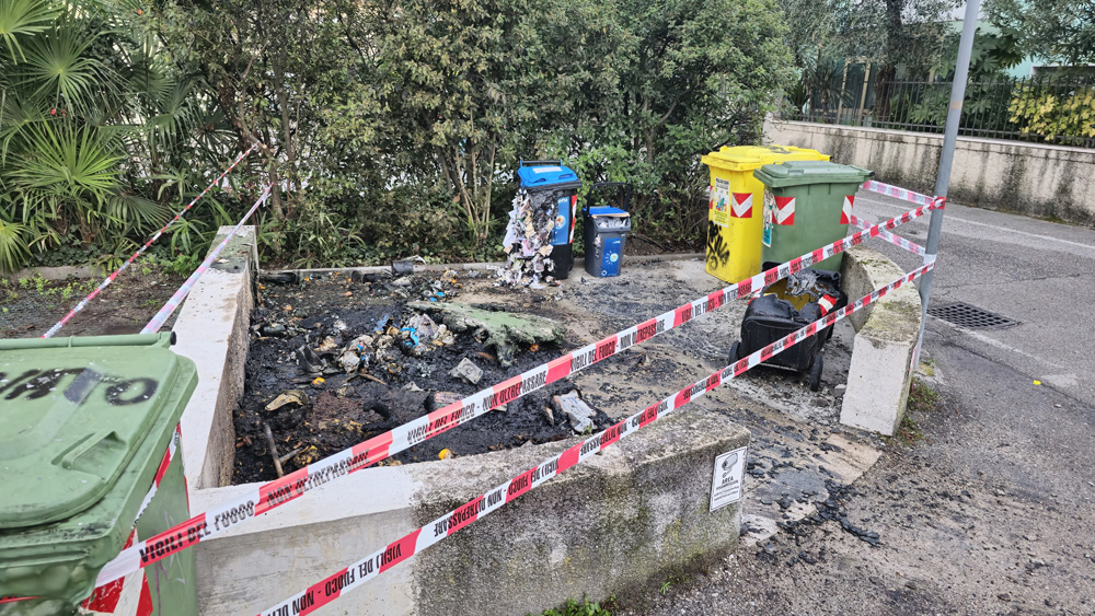 INCENDIO CASSONETTI RIFIUTI ARCO VIGILI DEL FUOCO (7)A