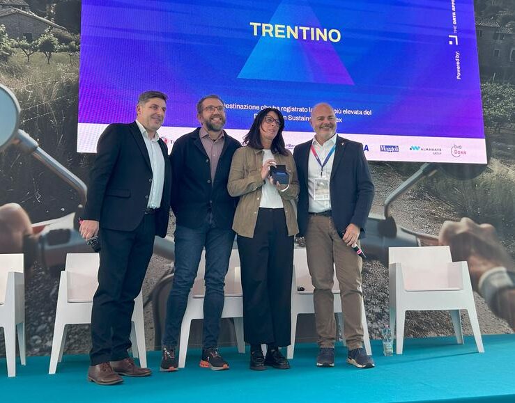 Premio-Trentino-Giulia-dalla-Plama-responsabile-area-ATA-Destination-development-Trentino-Marketing-e-Paolo-Maccagnan-team-Data-Intelligence-TM_imagefullwide