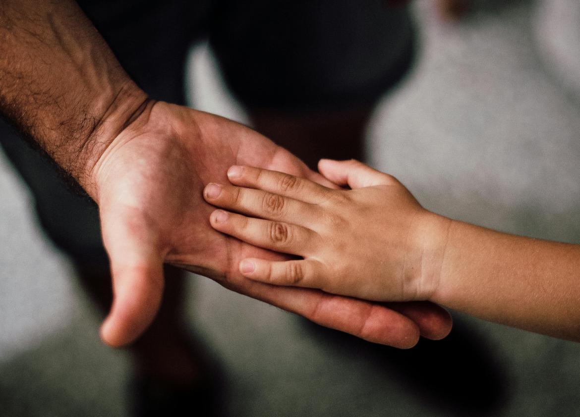 mani bambini famiglia papà