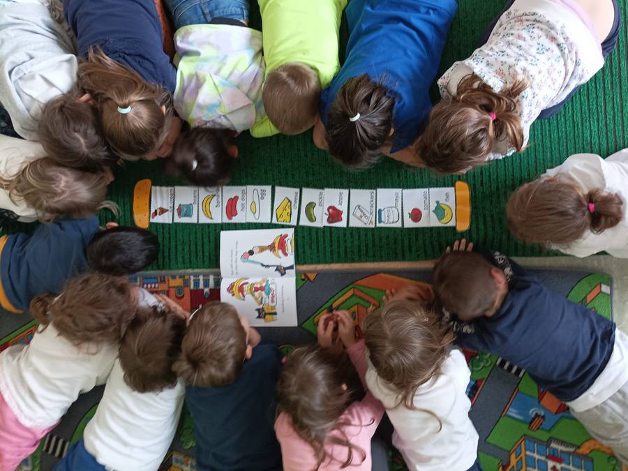 BAMBINI GIOCHI SCUOLA MATERNA