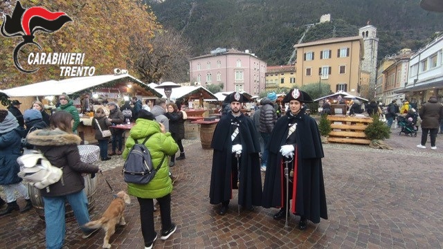 CARABINIERI AI MERCATINI DI NATALE (1)