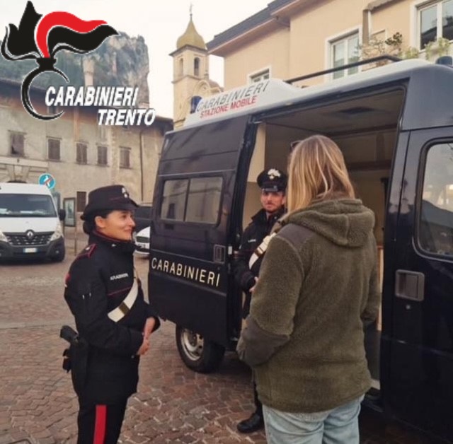 CARABINIERI AI MERCATINI DI NATALE (3)