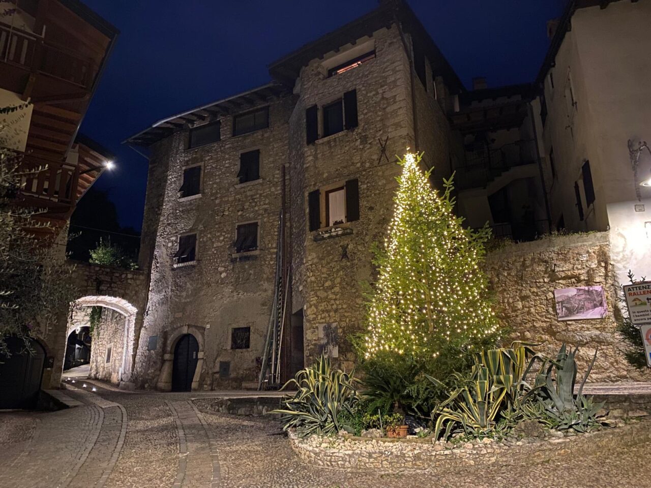 VIA SEGANTINI ARCO SENZA PRESEPI NATALE (3)