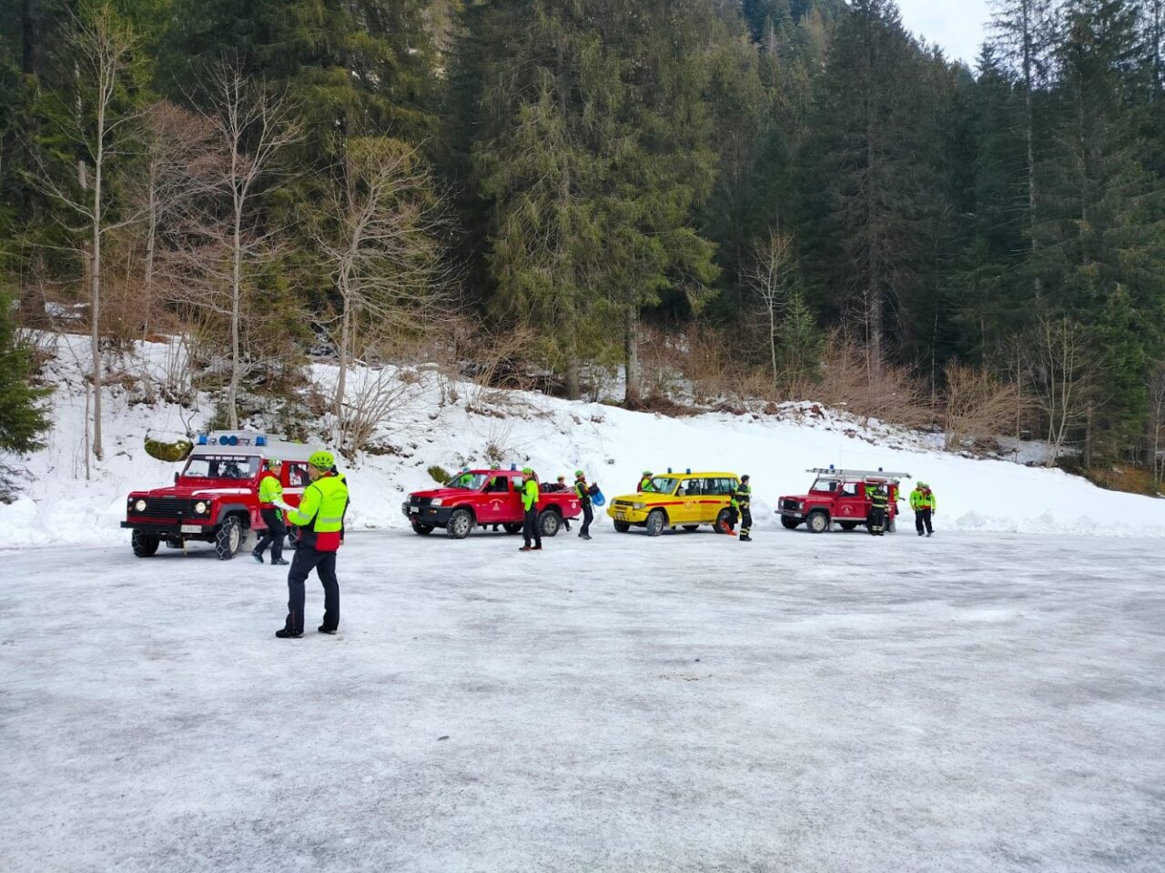 SOCCORSO ALPINO RICERCHE ADAMELLO ELICOTTERO 1736607852759