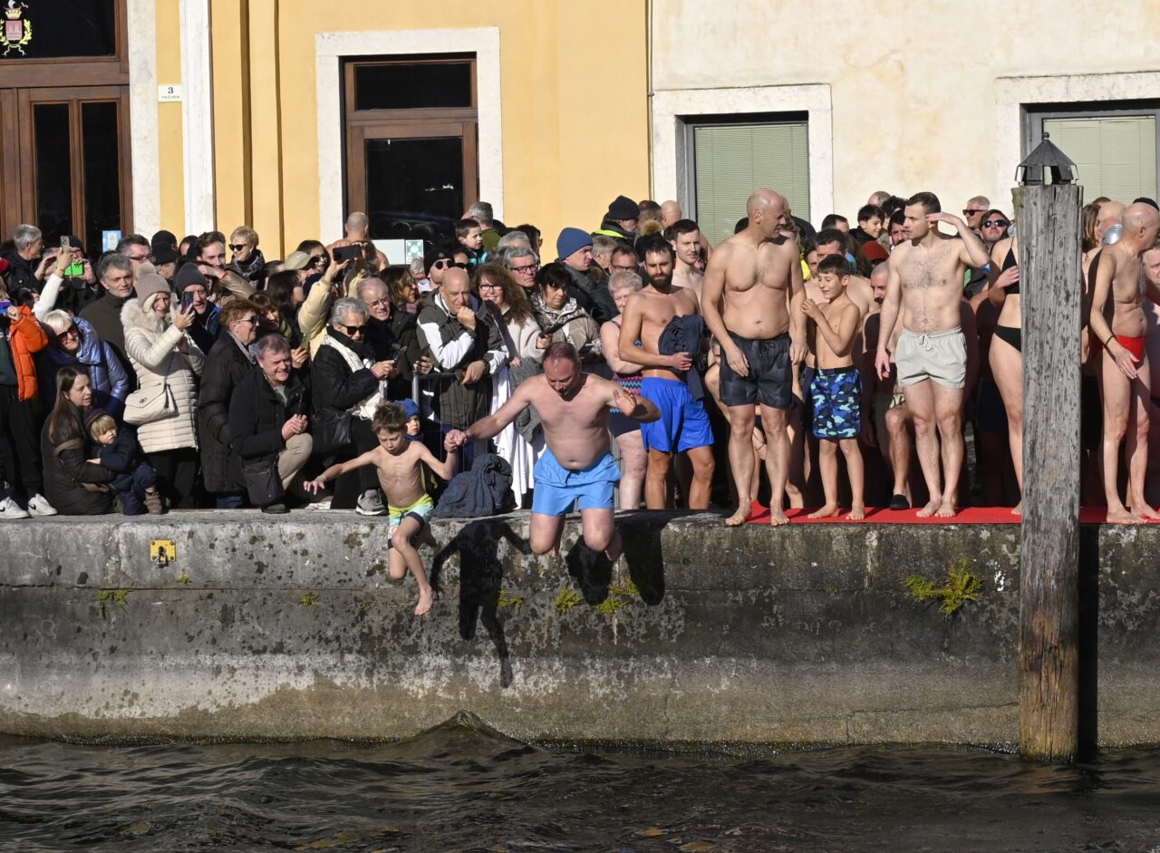 _ZFG3147 tuffo capodanno 2025 riva