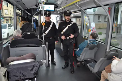 CARABINIERI CONTROLLO BUS (1)