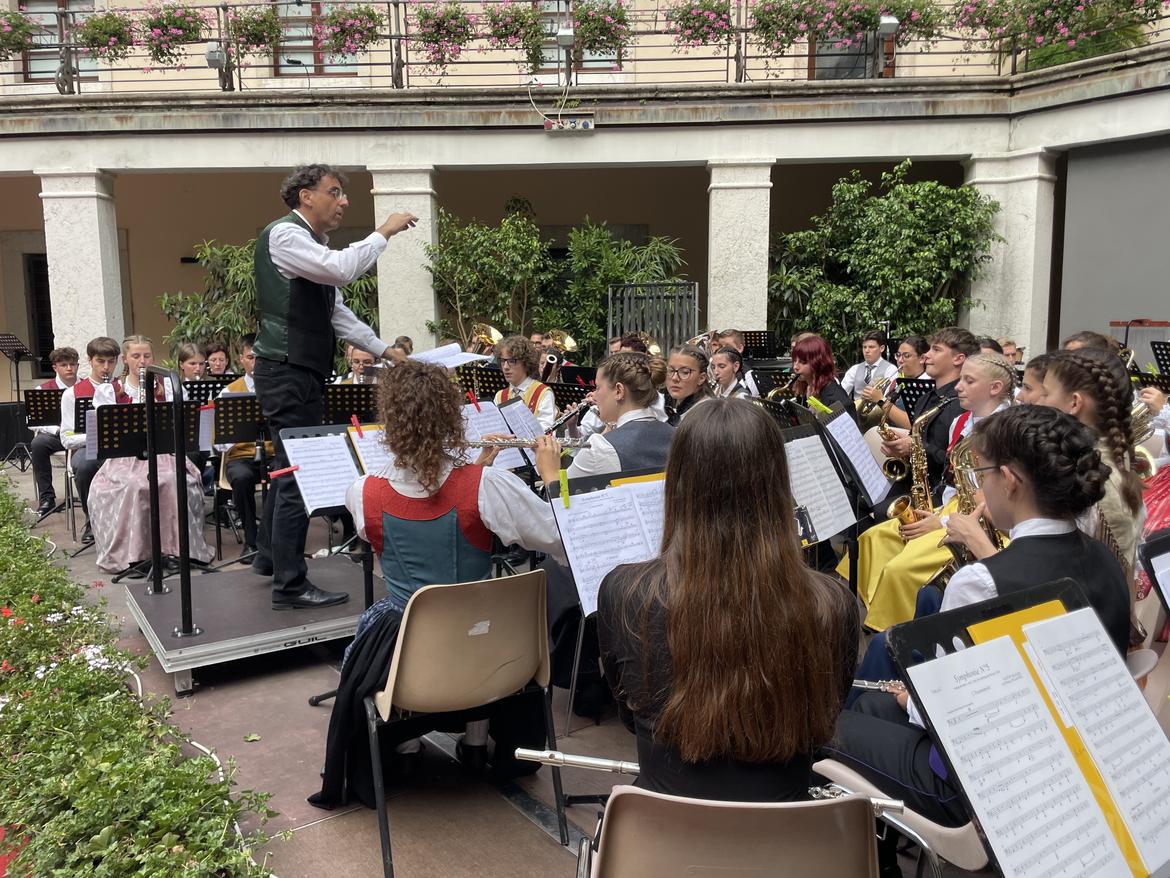 Orchestra-giovanile-di-fiati-dell-Euregio-a-Riva-del-Garda-con-il-direttore-Puliafito