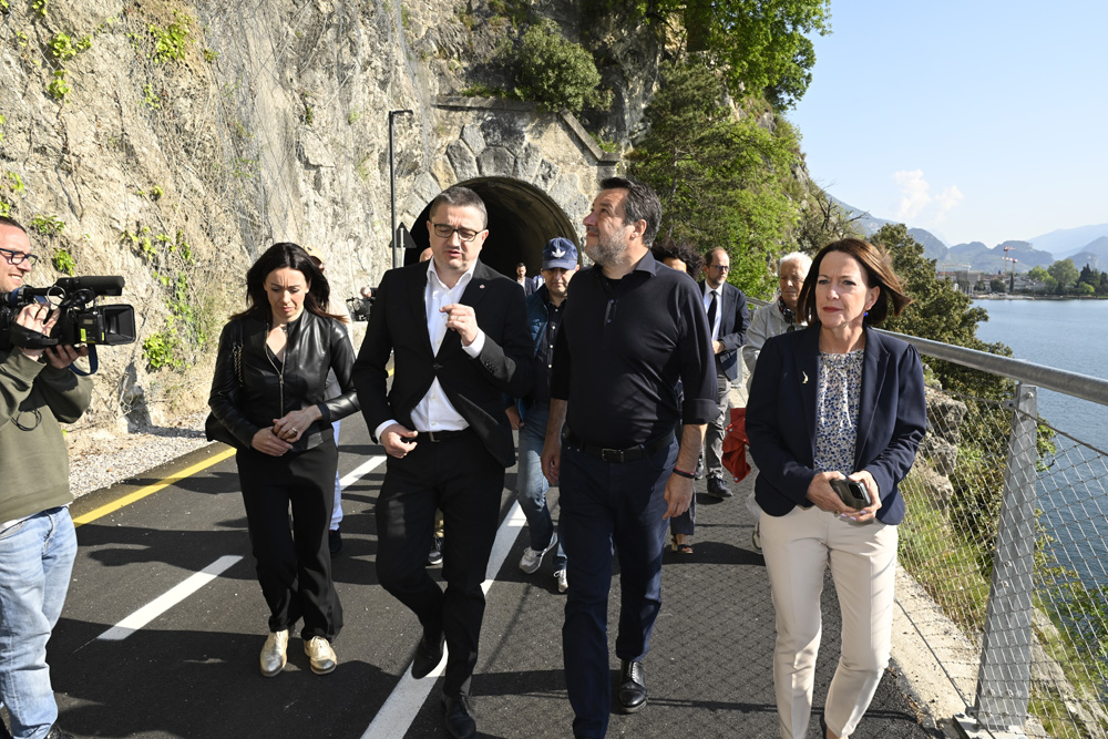 ZFG0291-MINISTRO-MATTEO-SALVINI-CICLOVIA-RIVA-DEL-GARDA-CON-SINDACA-SANTI-18.jpg