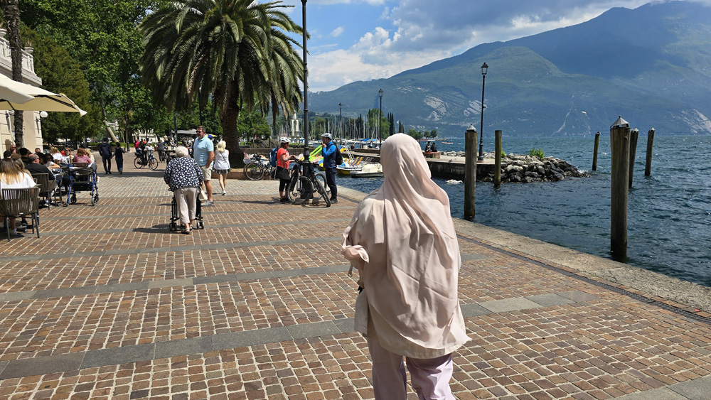 20250506 TURISTI LUNGOLAGO RIVA RISTORANTE W(4)