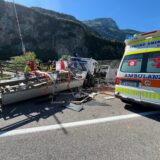 Camion contro un muro a Ceniga: camionista grave, traffico paralizzato per ore