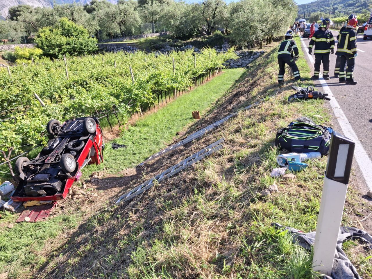 IMG-20250531 incidente strada drena figili fuoco (2)