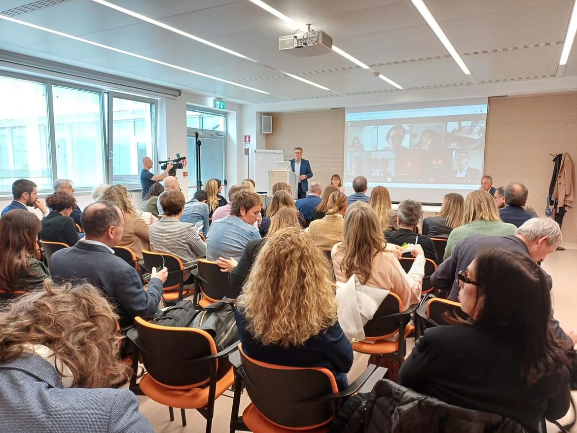 Presentazione-centro-crisi-adolescenti-e-csm-h24-arco1_imagefullwide