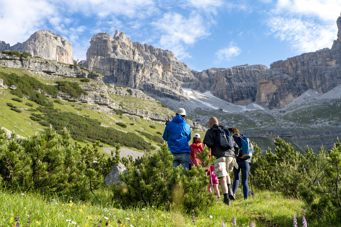 escursione-con-guide-del-Parco-naturale-Adamello-Brenta-in-val-d-Ambiez