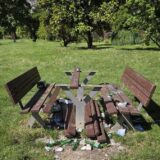 Vandalismi al parco dell'Òra di Riva, panchina distrutta e sporcizia