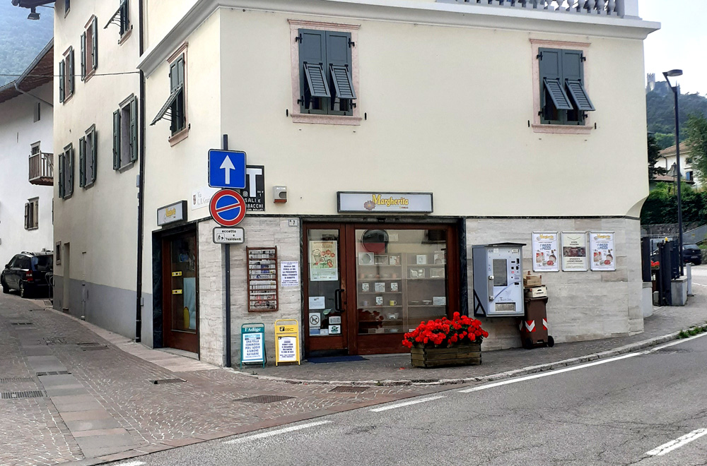 20250626_negozio grosselli calavino w