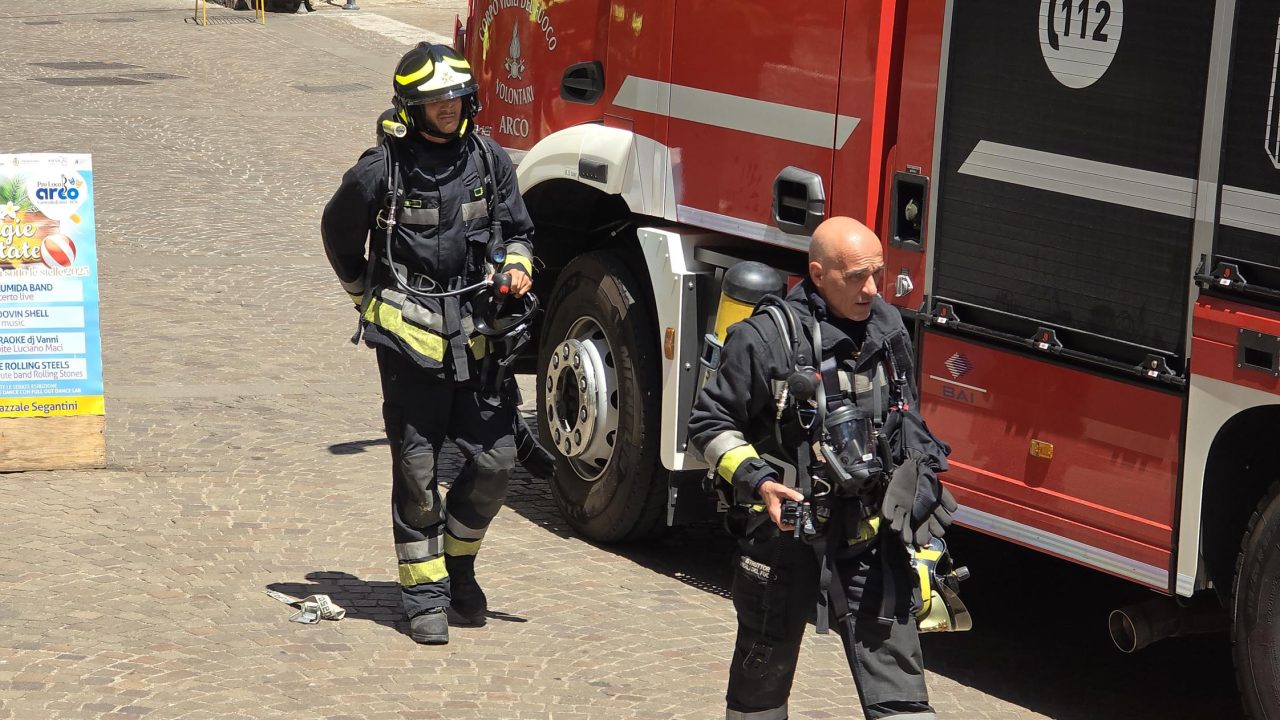 20250628_INCENDIO TETTO PALAZZO MARCHETTI ARCO (13)