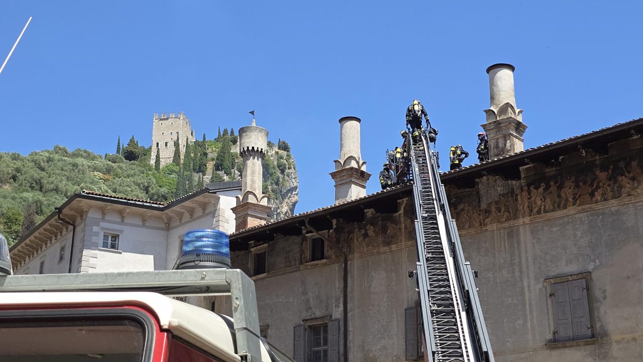20250628_INCENDIO TETTO PALAZZO MARCHETTI ARCO (4)