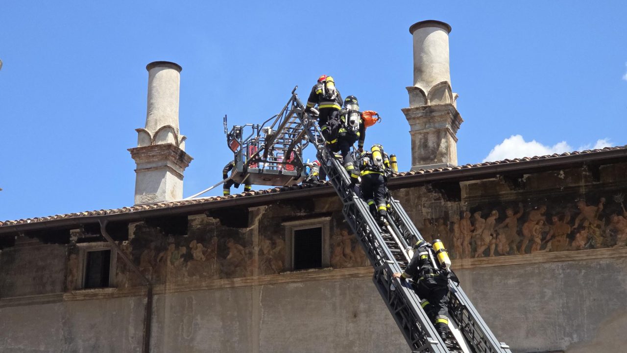 20250628_INCENDIO TETTO PALAZZO MARCHETTI ARCO (7)