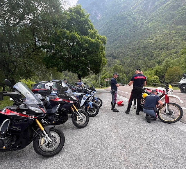 CARABINIERI E POLIZIA CONTROLLI TRAFFICO (1)
